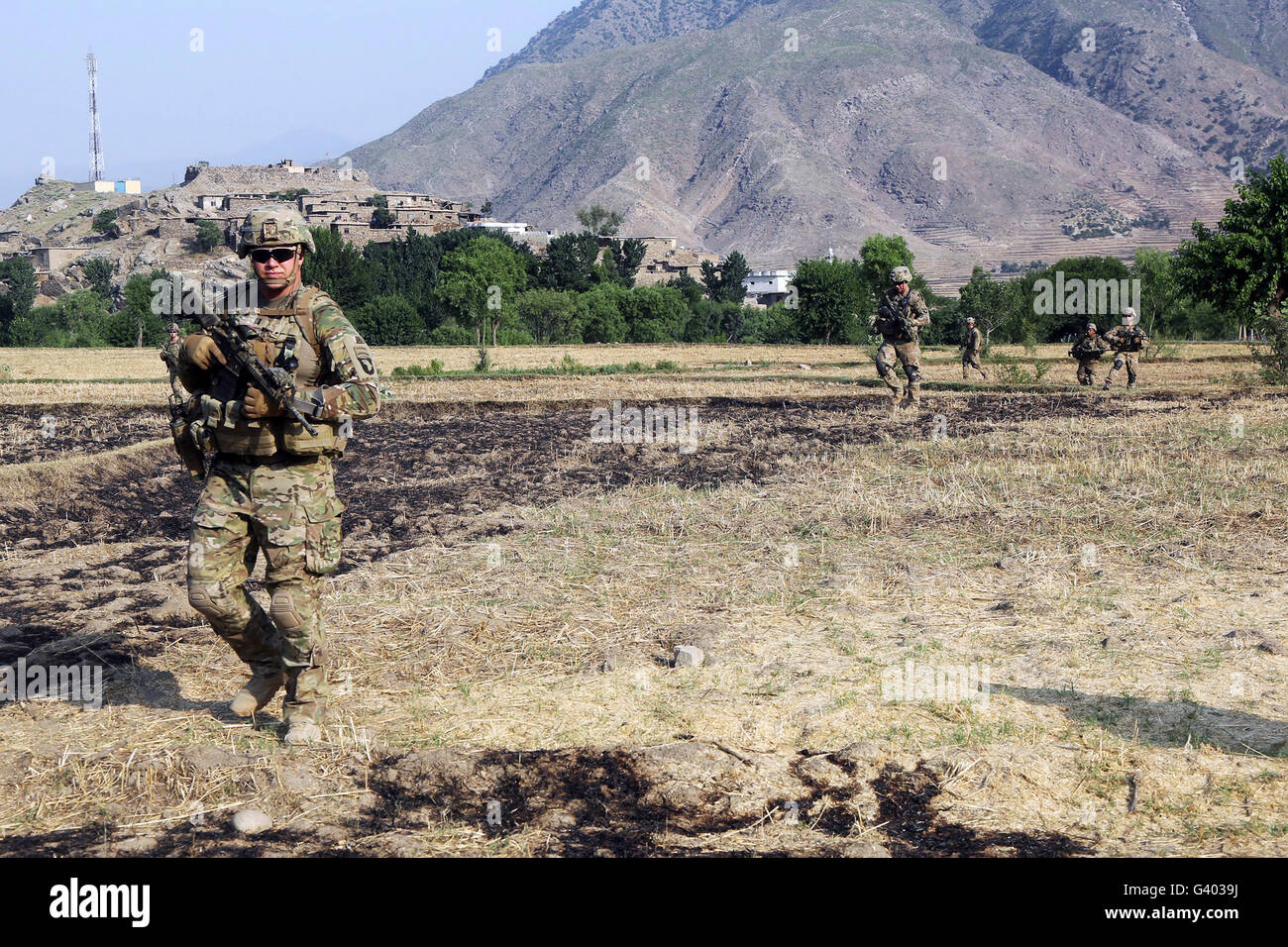 I soldati di condurre una pattuglia smontati in Afghanistan. Foto Stock