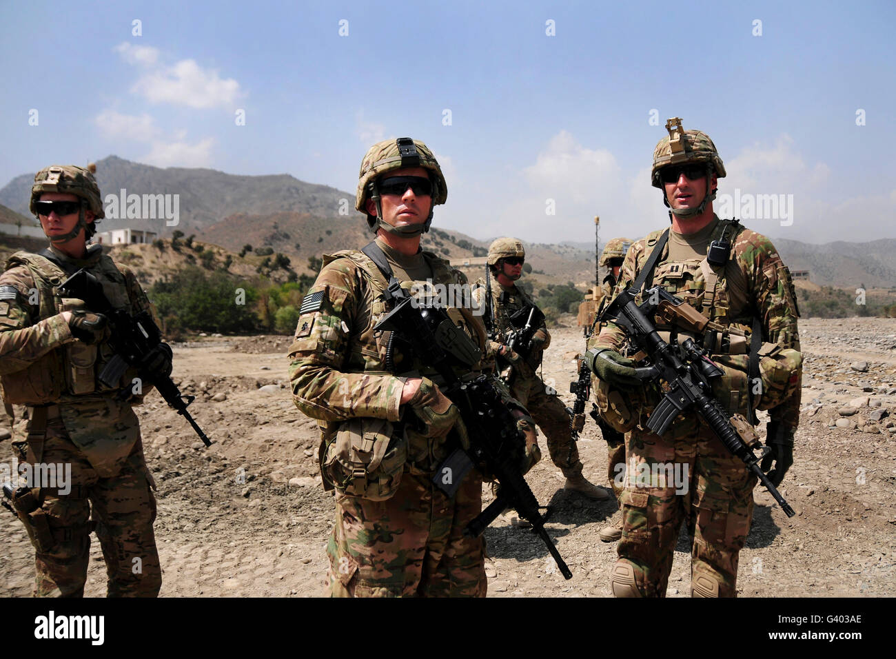 Le truppe degli Stati Uniti sondaggio la terra in Afghanistan. Foto Stock