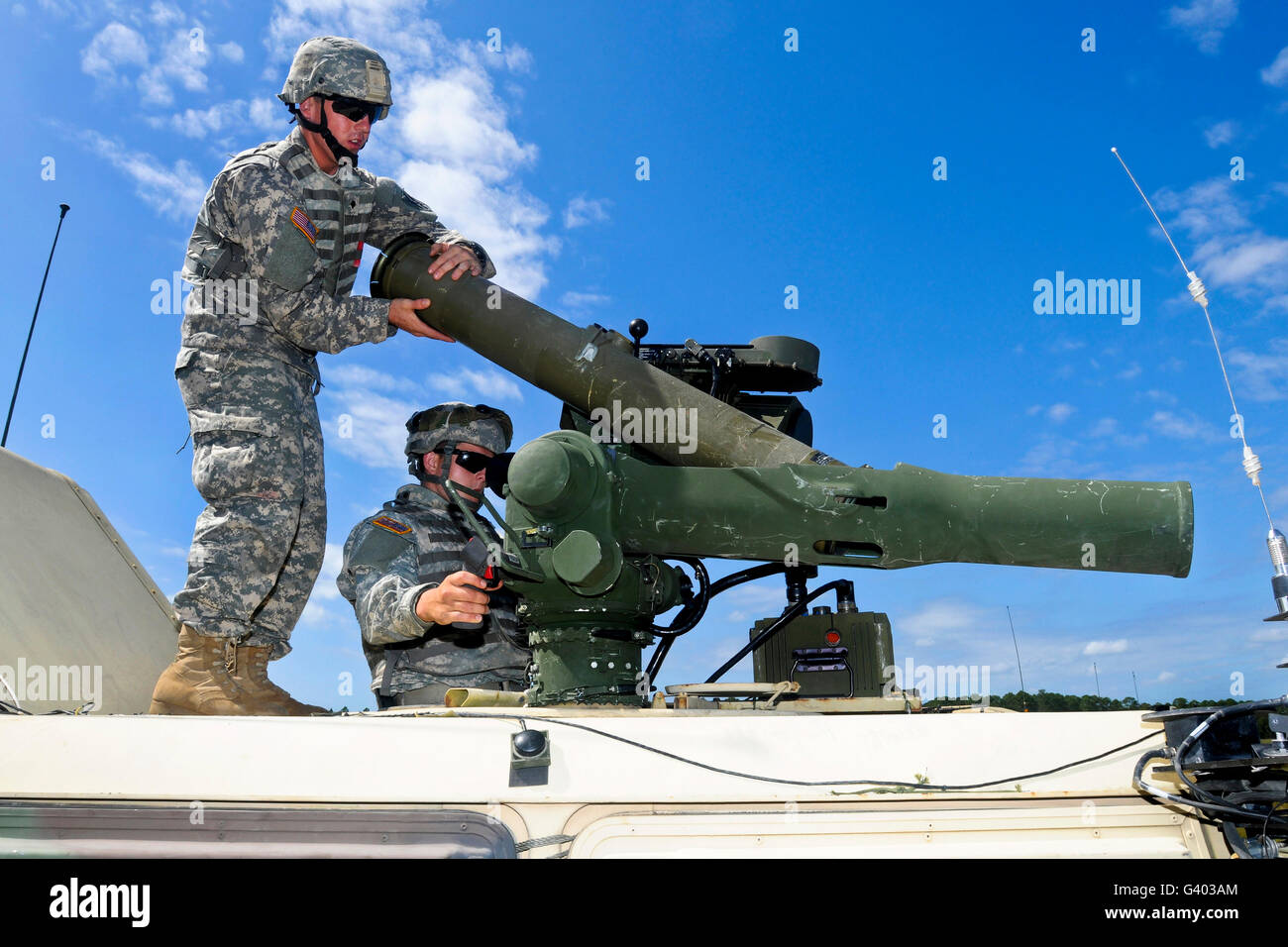 La Georgia Army National Guard per ricaricare una matassa ITAS - Sistema per missile. Foto Stock