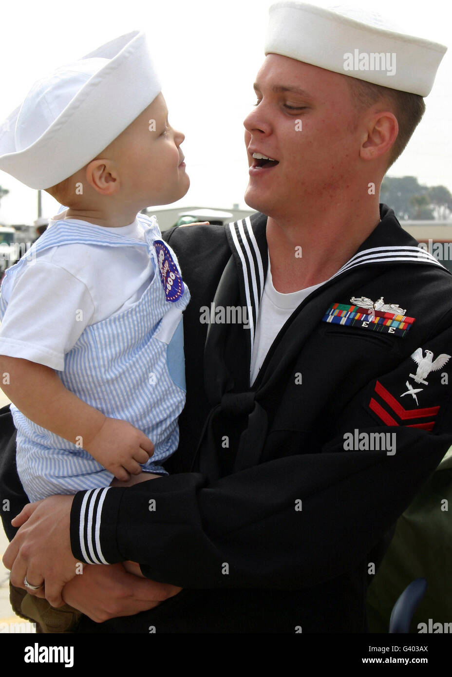 Stati Uniti Navy sailor abbraccia il suo figlio a homecoming cerimonia. Foto Stock