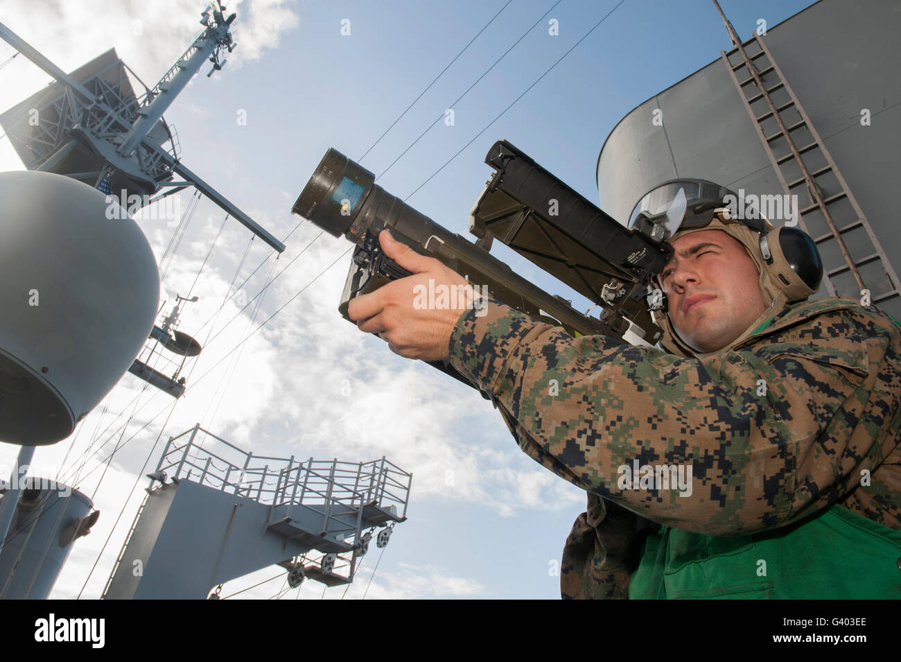 Le pratiche di soldato tracking con un trainer versione di un Stinger lanciamissili. Foto Stock