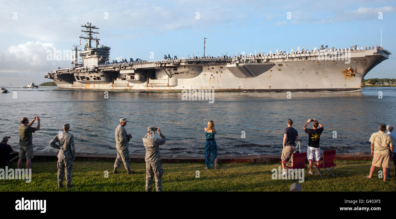 USS Nimitz arriva alla base comune a Pearl Harbor Hickam. Foto Stock