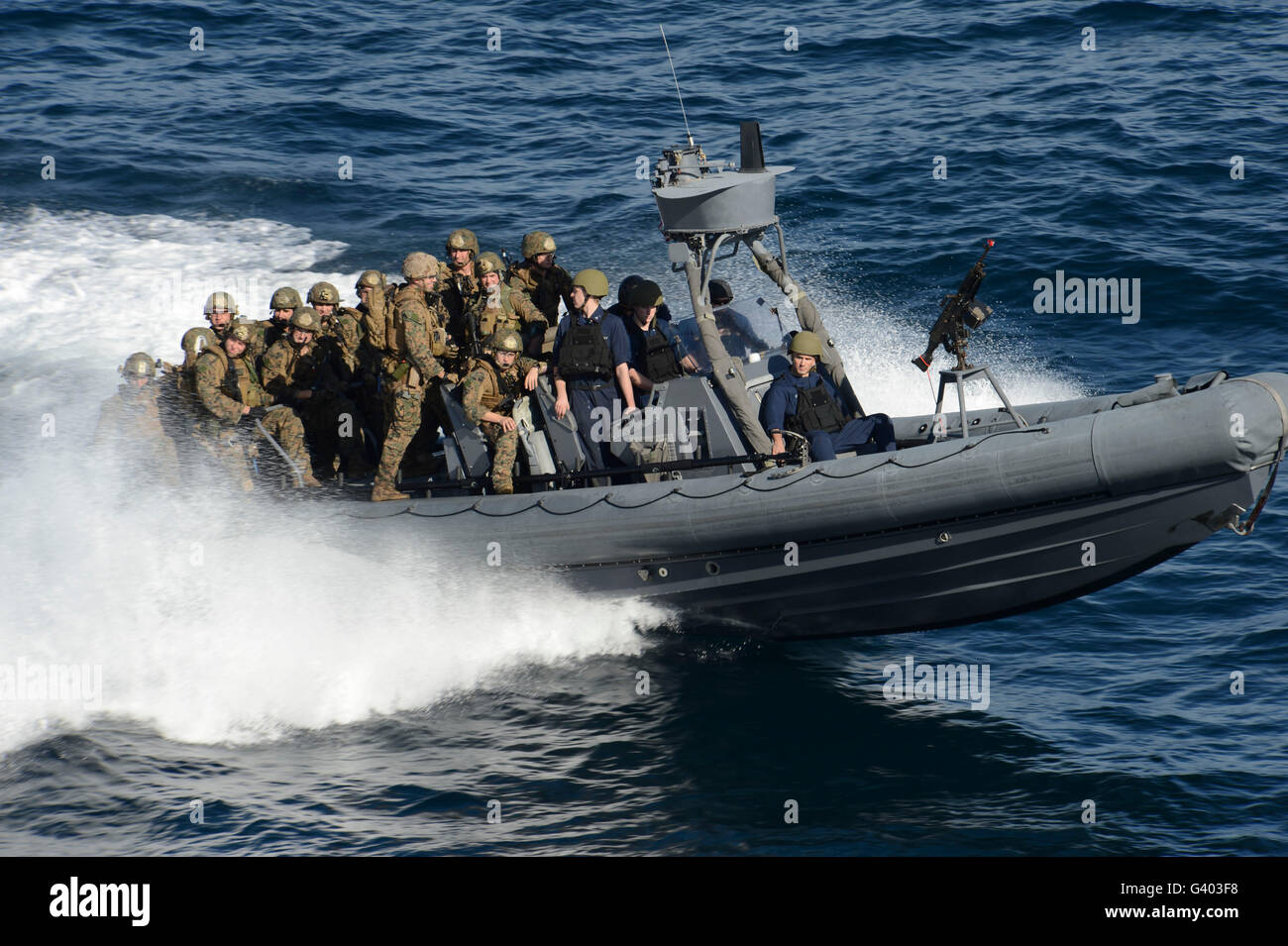 Marinai e Marines partecipare a una visita, scheda, ricerca e sequestro. Foto Stock