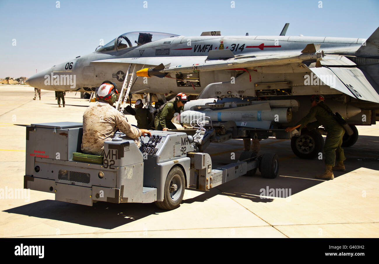 Un U.S. Marine Corps F-18 Hornet è caricato con armi simulato. Foto Stock