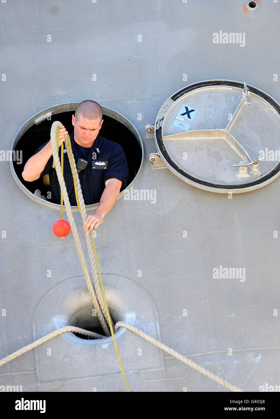 Un marinaio gestisce linee a bordo Littoral Combat Ship USS indipendenza. Foto Stock