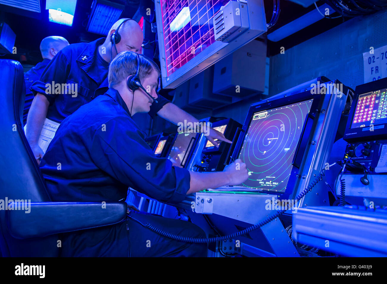 I controllori del traffico aereo di un monitor di controllo del traffico aereo radar. Foto Stock