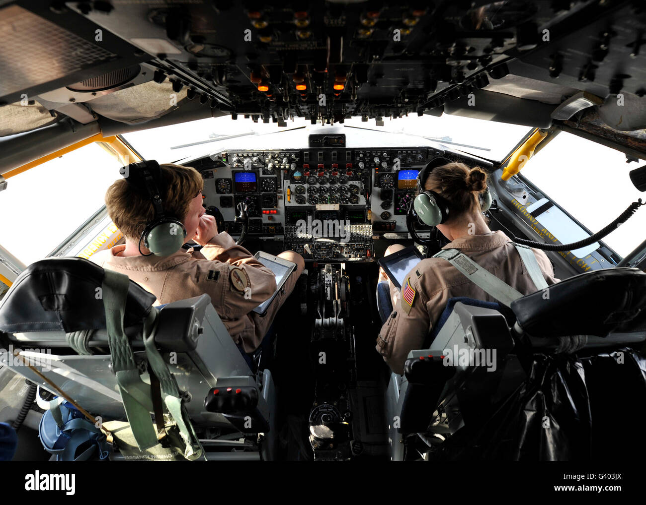 Stati Uniti Air Force piloti discutono rifornimento piani di approccio. Foto Stock