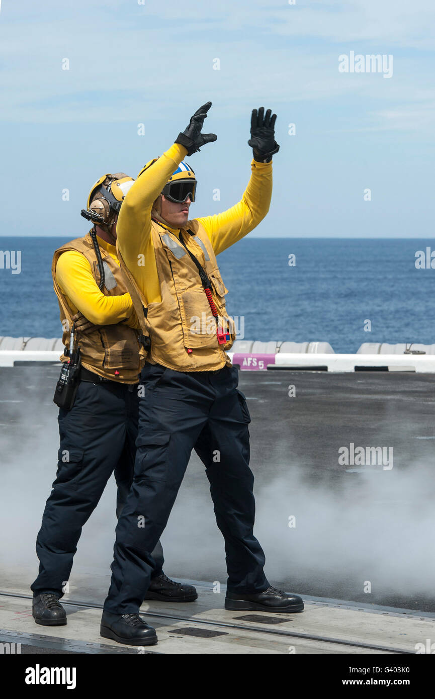 Aviation Boatswainâ€™s Mate dirige un aeromobile su una catapulta. Foto Stock