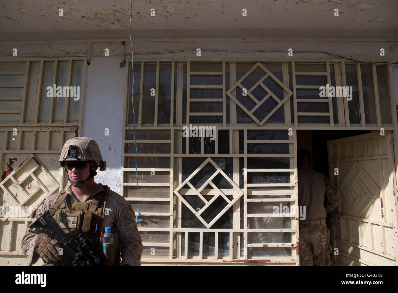 Un U.S. Marine fornisce la sicurezza in avanti base operativa della Musa Qala. Foto Stock