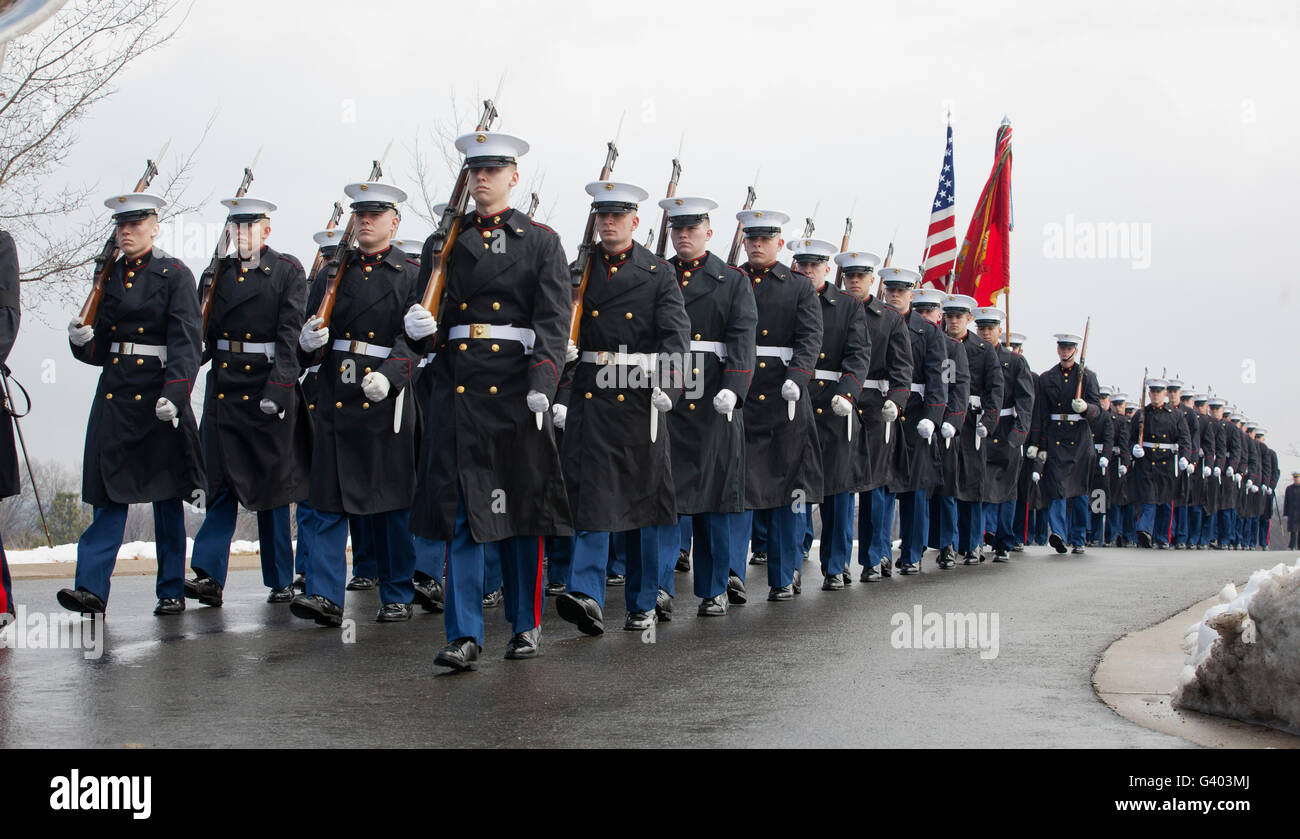 Stati Uniti Marines partecipare ad un servizio funebre presso il Cimitero Nazionale di Arlington. Foto Stock
