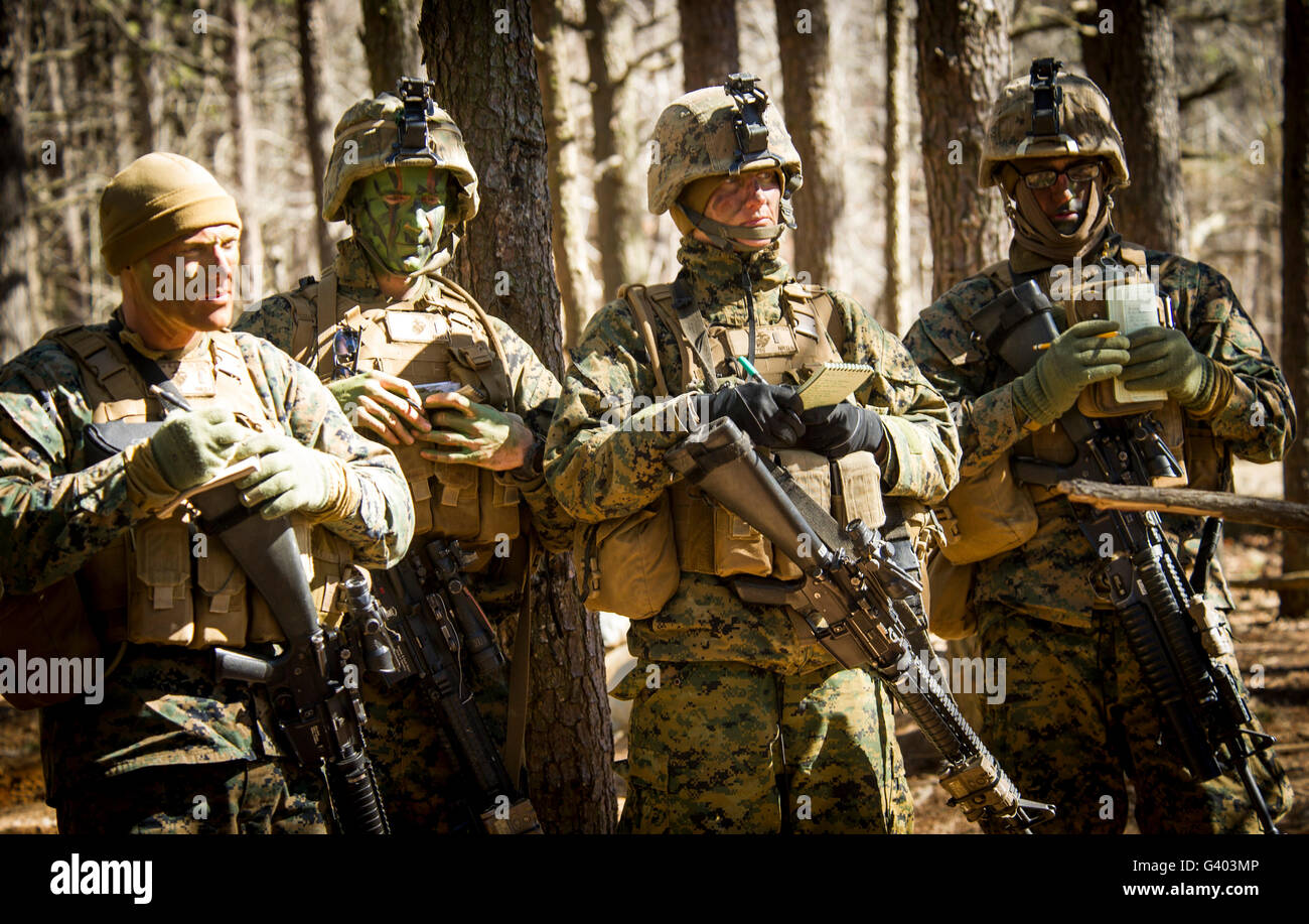 Stati Uniti Marine Corps ufficiali ascoltare una missione breve a Camp Barrett. Foto Stock