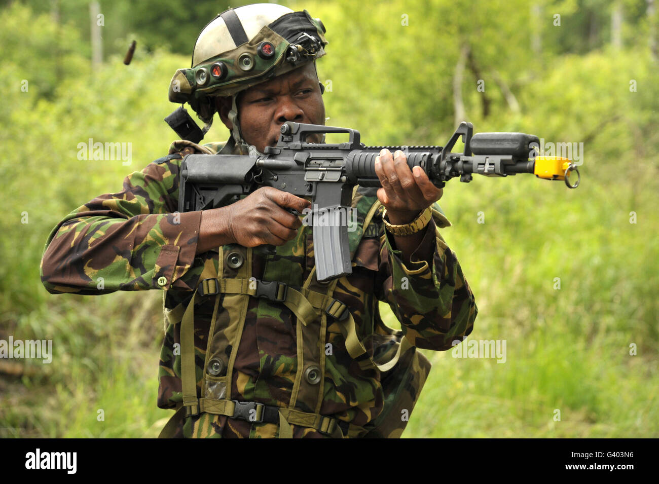 Un soldato keniota dotato di strumentazione dispiegabile Systems Europe ingranaggio. Foto Stock