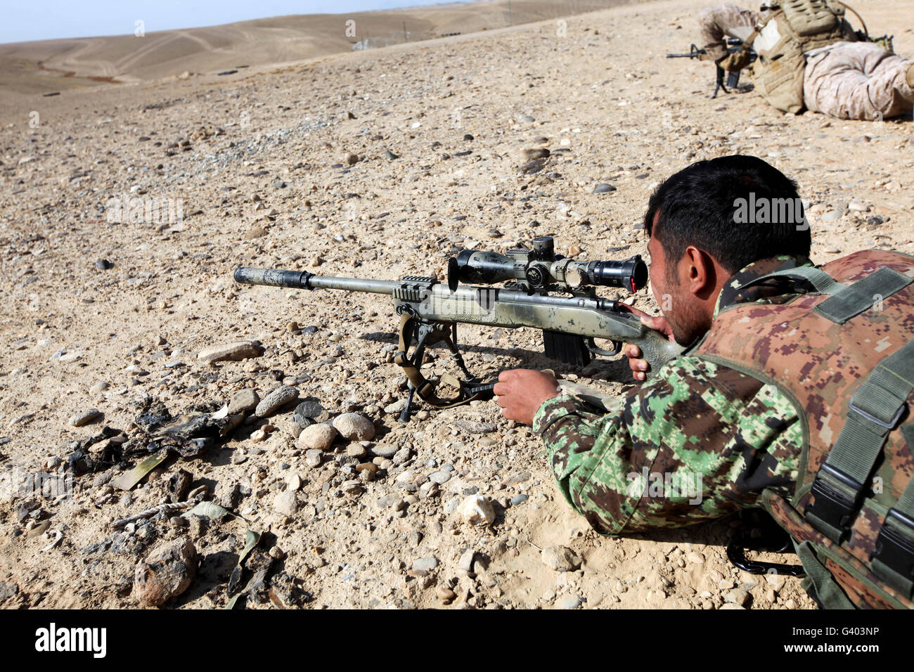 Un esercito nazionale afghano soldato incendi un M40A5 fucile. Foto Stock
