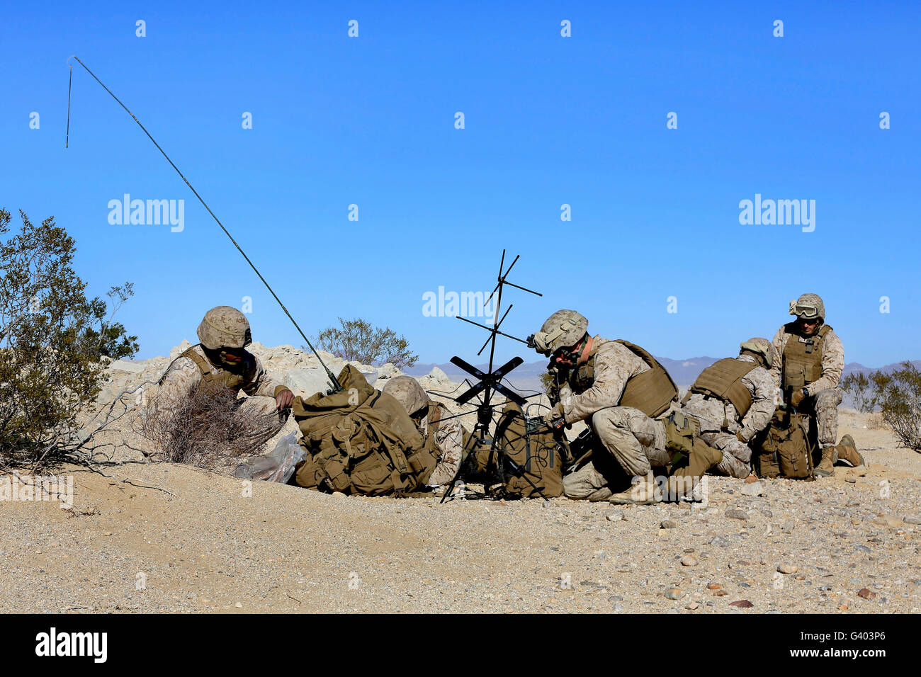 Stati Uniti Marines installazione di apparecchiature di comunicazione e condurre controlli radio. Foto Stock