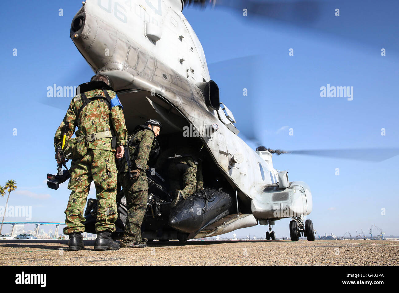 Soldati con il Giappone terra Forza di Autodifesa caricare un CRRC su un elicottero. Foto Stock