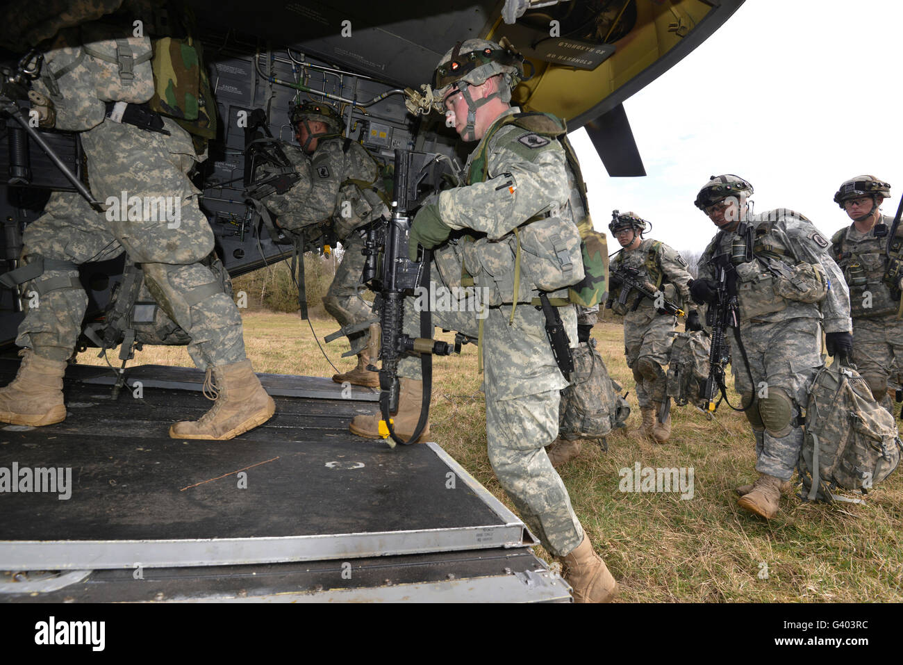 Stati Uniti Paracadutisti dell'esercito a bordo di un CH-47 Chinook. Foto Stock