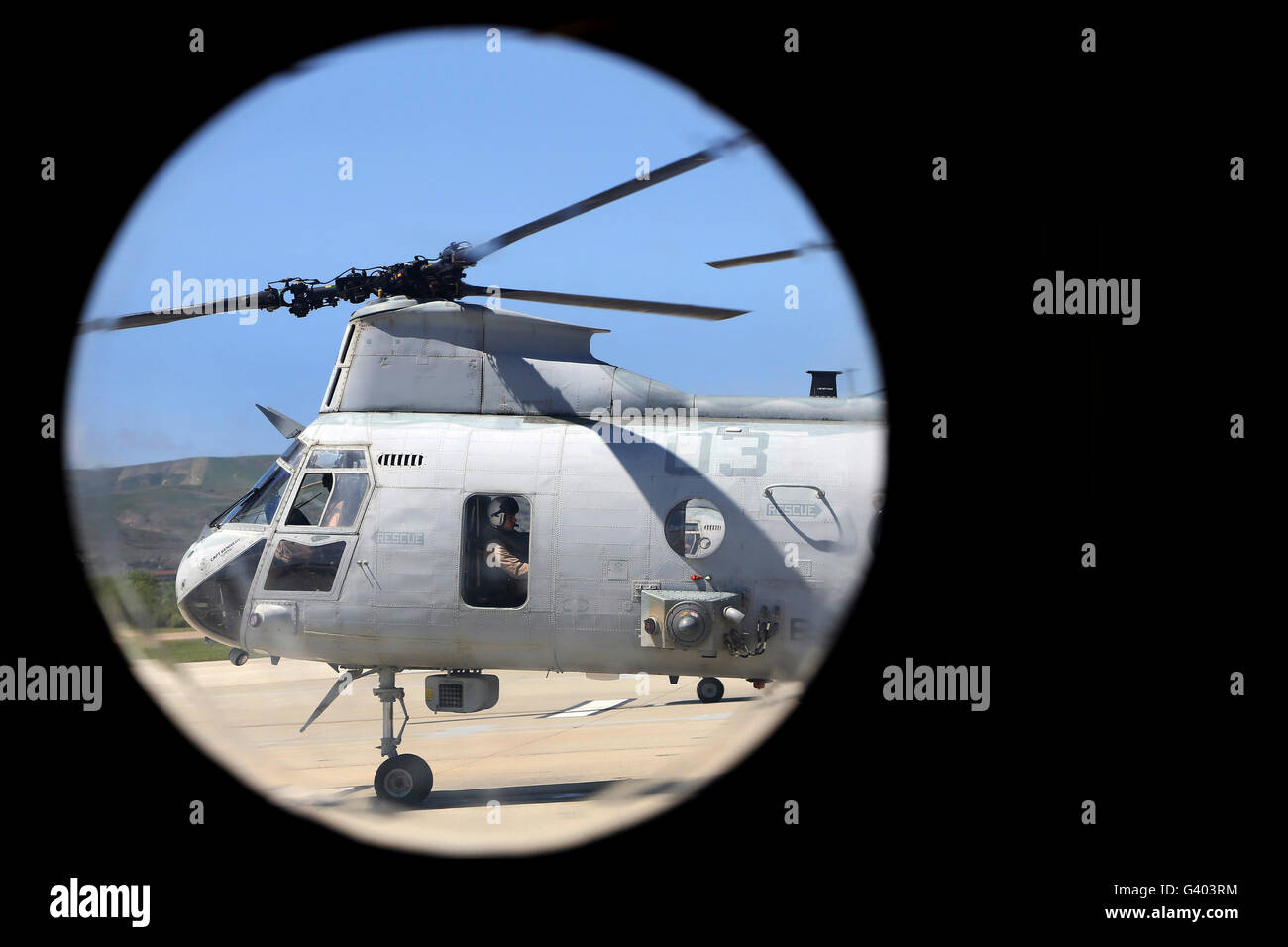 Un U.S. Marine si prepara per decollare in un CH-46E Sea Knight. Foto Stock