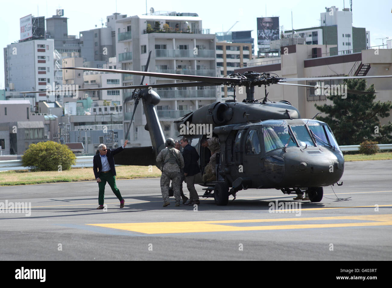 Un UH-60 Blackhawk in atterraggio a Hardy Barracks a Tokyo, Giappone. Foto Stock