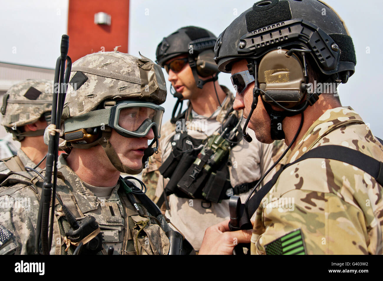 Un U.S. Paracadutista esercito coordina un airlift con U.S. Air Force controller tattico. Foto Stock