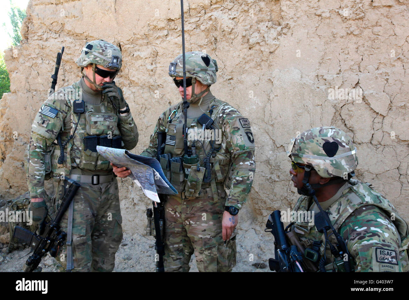 Stati Uniti I soldati dell esercito di discutere il piano di movimento per una pattuglia in Afghanistan. Foto Stock