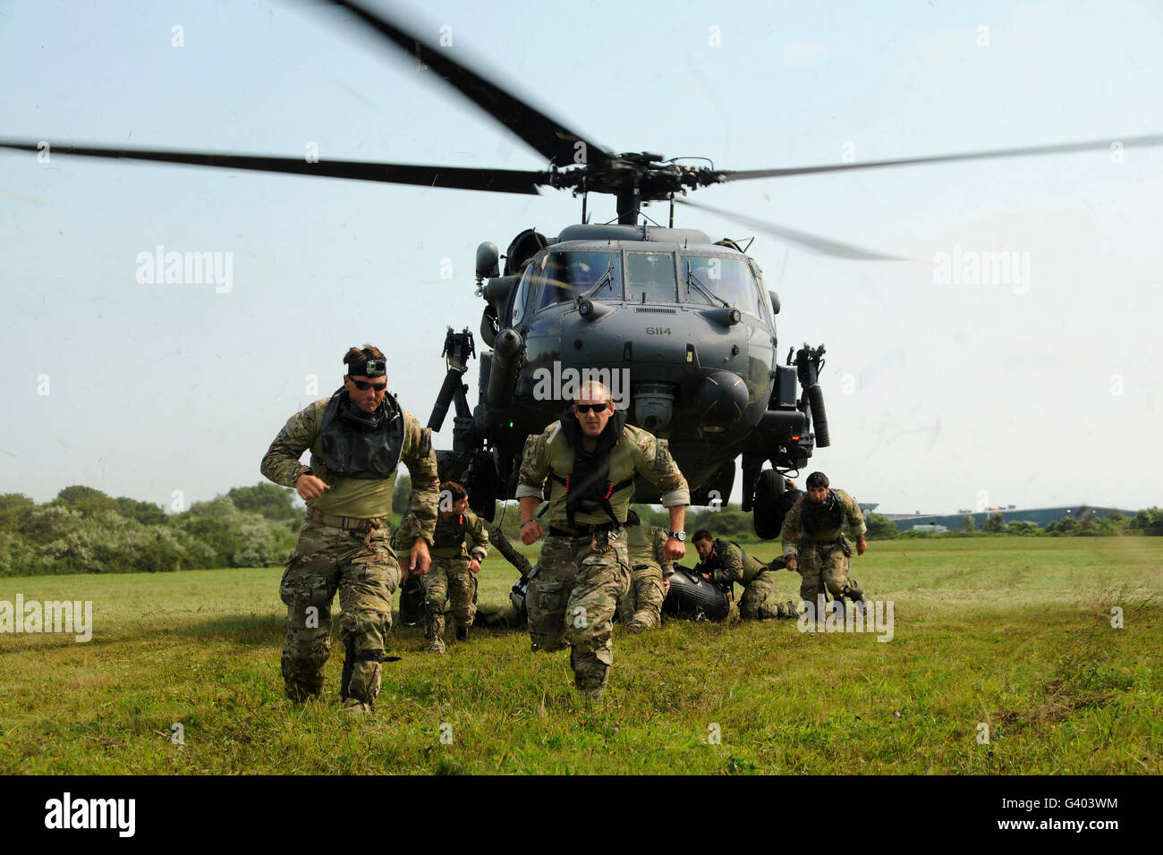 I soldati di montare un gommone Zodiac imbarcazione al fondo di un HH-60 Pave Hawk. Foto Stock