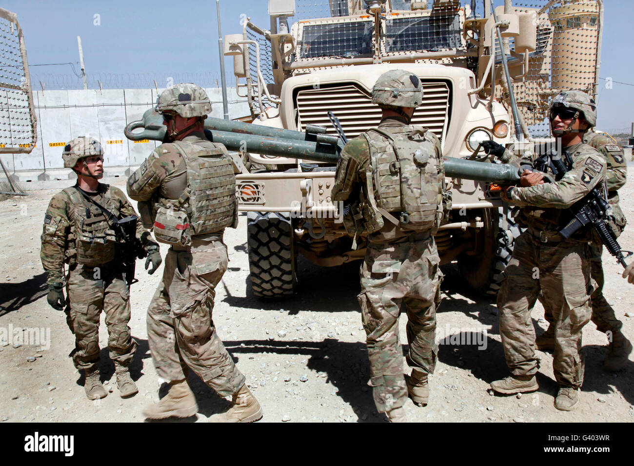 I soldati degli Stati Uniti spostare una barra di traino da un veicolo ad un altro. Foto Stock