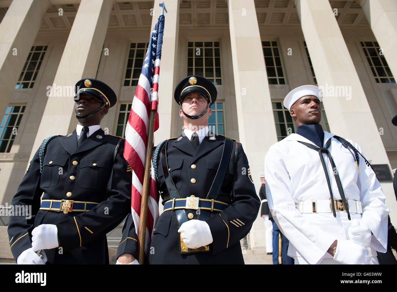 Membri della Guardia d'onore stand all attenzione di fronte al Pentagono. Foto Stock