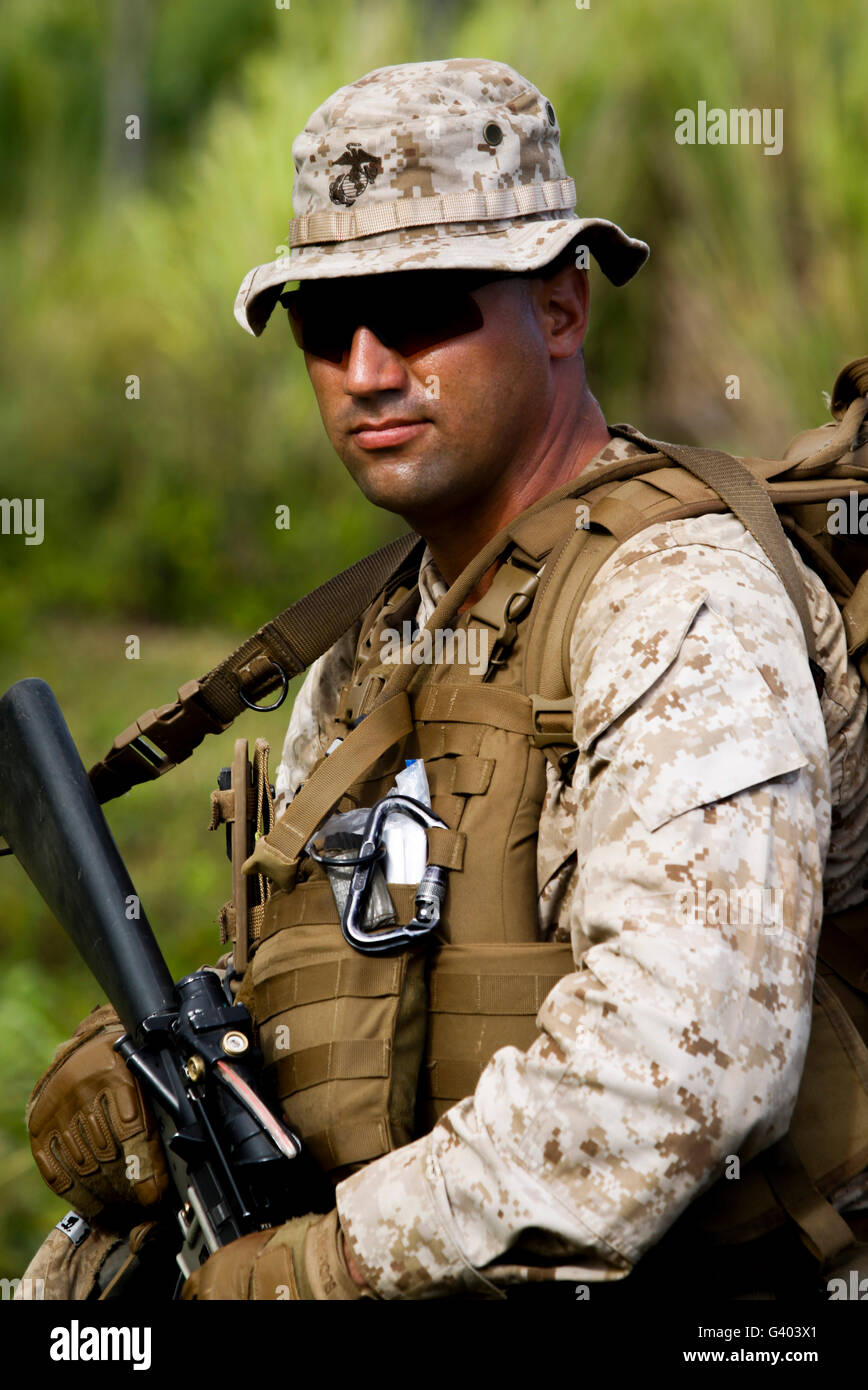 Stati Uniti Marine attende per iniziare una pattuglia . Foto Stock