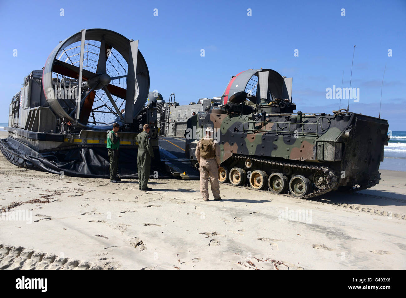 Un assalto anfibio veicolo si imbarca in una landing craft cuscino d'aria per il trasporto. Foto Stock