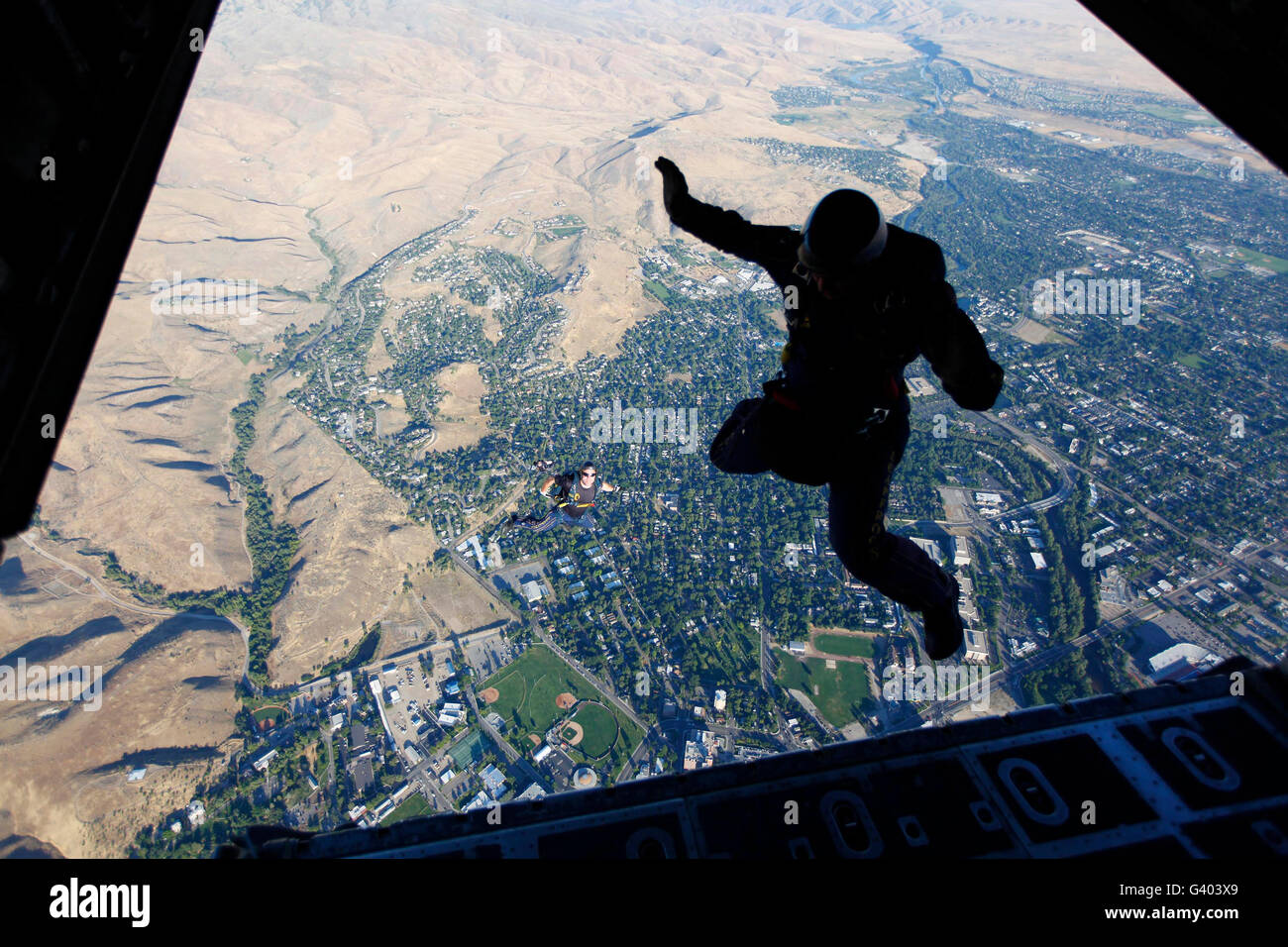 I membri dell'U.S. Navy Parachute Team Leap rane saltare sopra a Boise, Idaho. Foto Stock