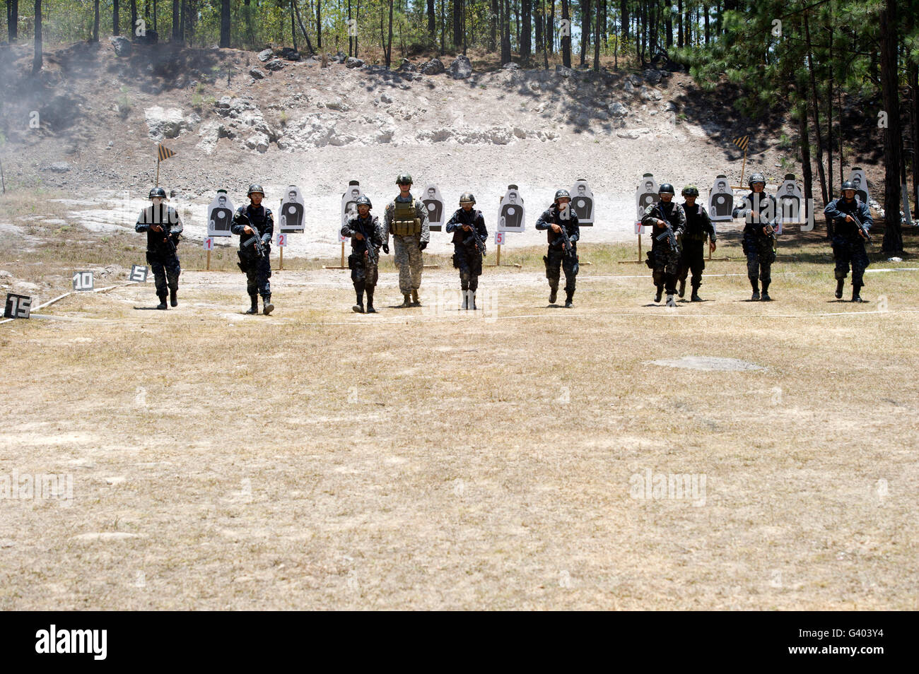 Un berretto verde passeggiate con TIGRES partecipanti durante il fucile avanzate di formazione. Foto Stock