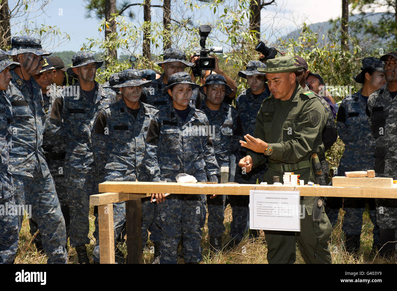 Una Jungla dalla Columbian Polizia Nazionale conduce una classe con TIGRES tirocinanti. Foto Stock