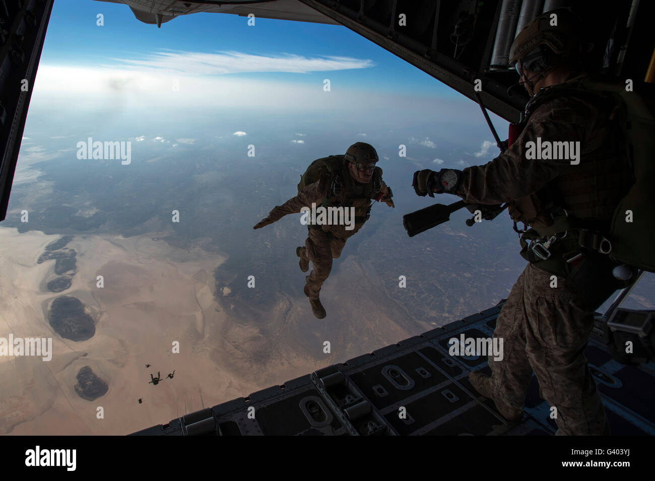 Un U.S. Marines salta da un HC-130 su Gibuti. Foto Stock