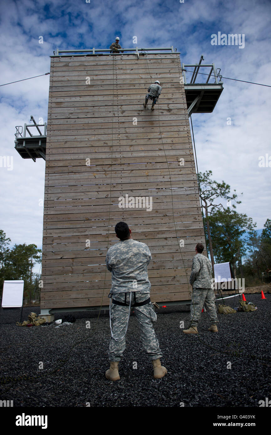 Un U.S. Soldato rappels giù un 40-piede torre di formazione. Foto Stock