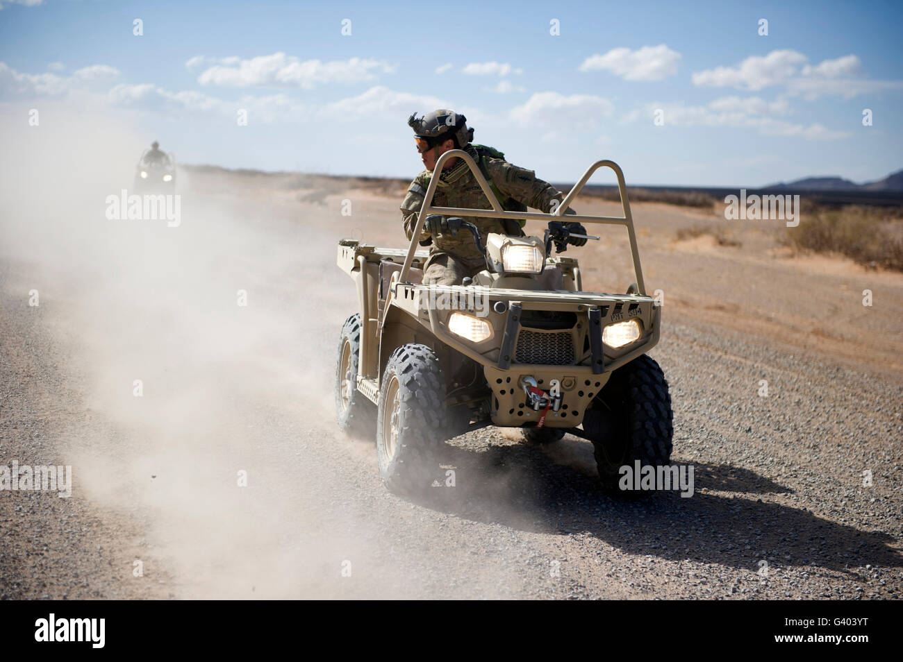 Un U.S. Soldato esegue off-road manovre con un LTATV. Foto Stock