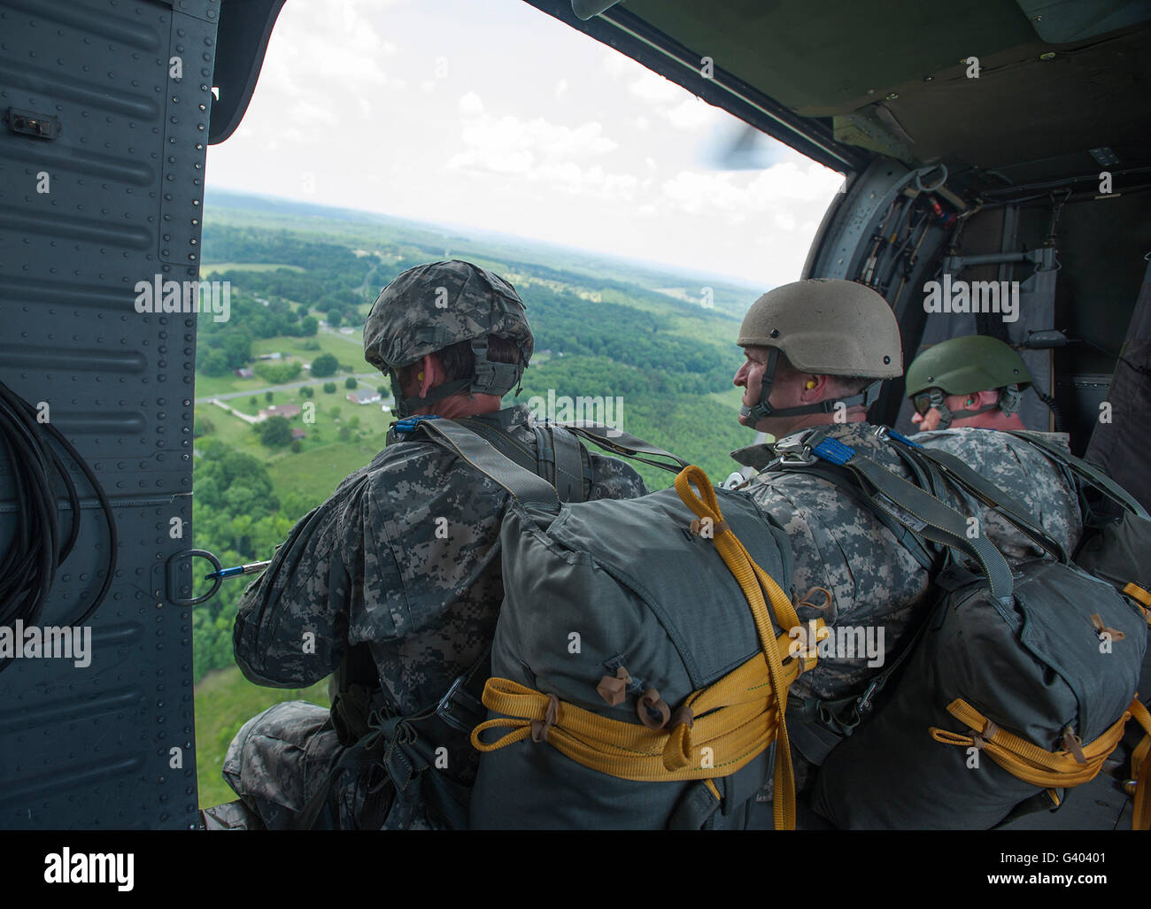 La Guardia Nazionale delle forze speciali attendono il loro turno per saltare da un UH-60 Blackhawk. Foto Stock