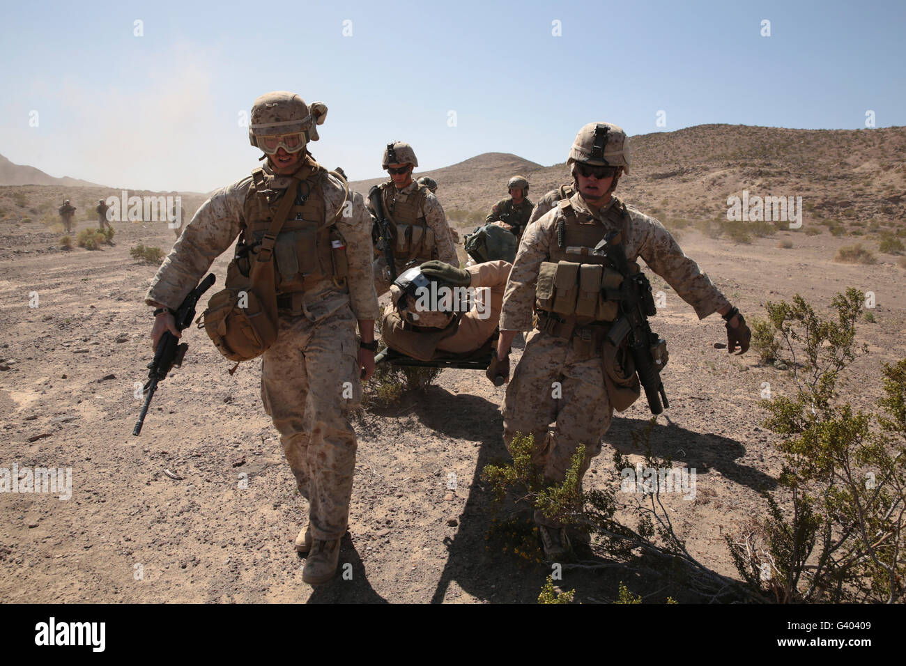 Marines trasporto simulato un pilota abbattuto a un CH-53 Super Stallion. Foto Stock