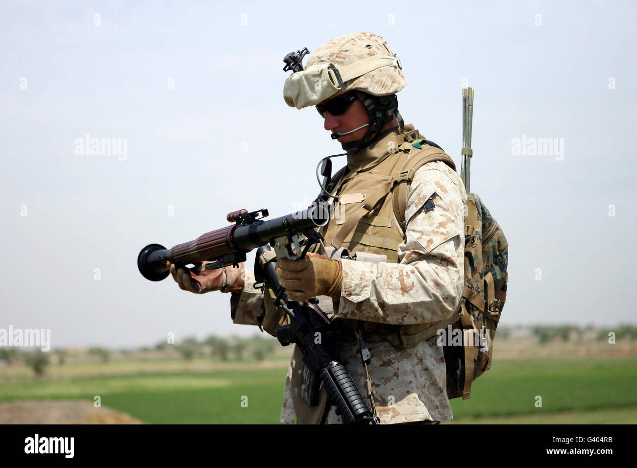 Un marine guarda a un nuovo razzo a propulsione lanciagranate. Foto Stock