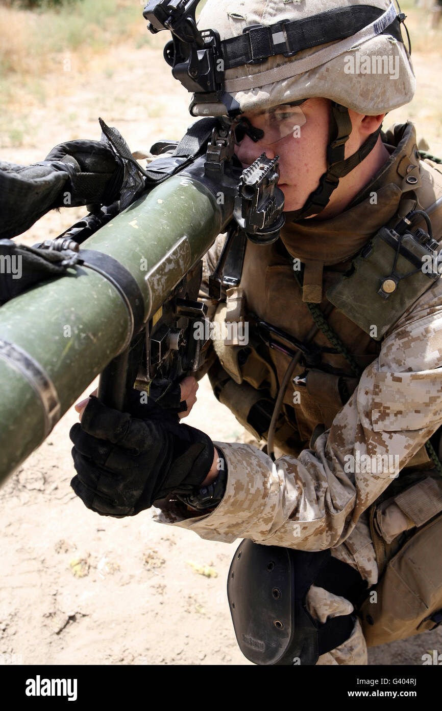 Un assaultman gestisce la Shoulder-Launched multiuso arma d'assalto. Foto Stock