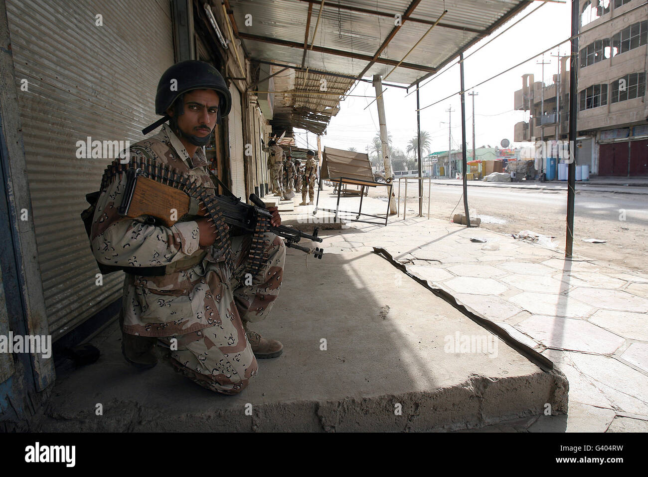 Un soldato iracheno mantiene la sicurezza. Foto Stock
