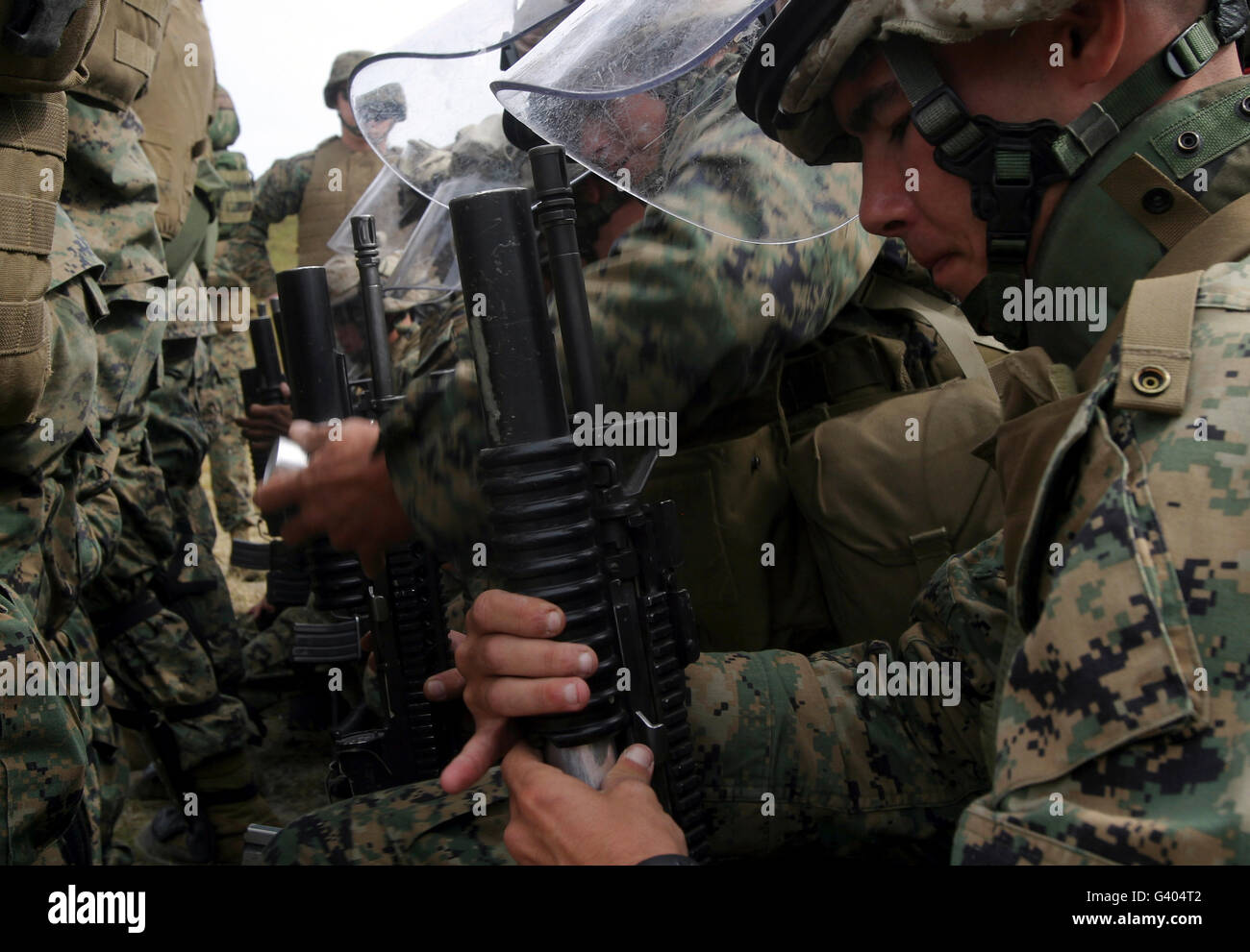 Un rifleman carichi una schiuma baton round nella sua M203 lanciagranate. Foto Stock