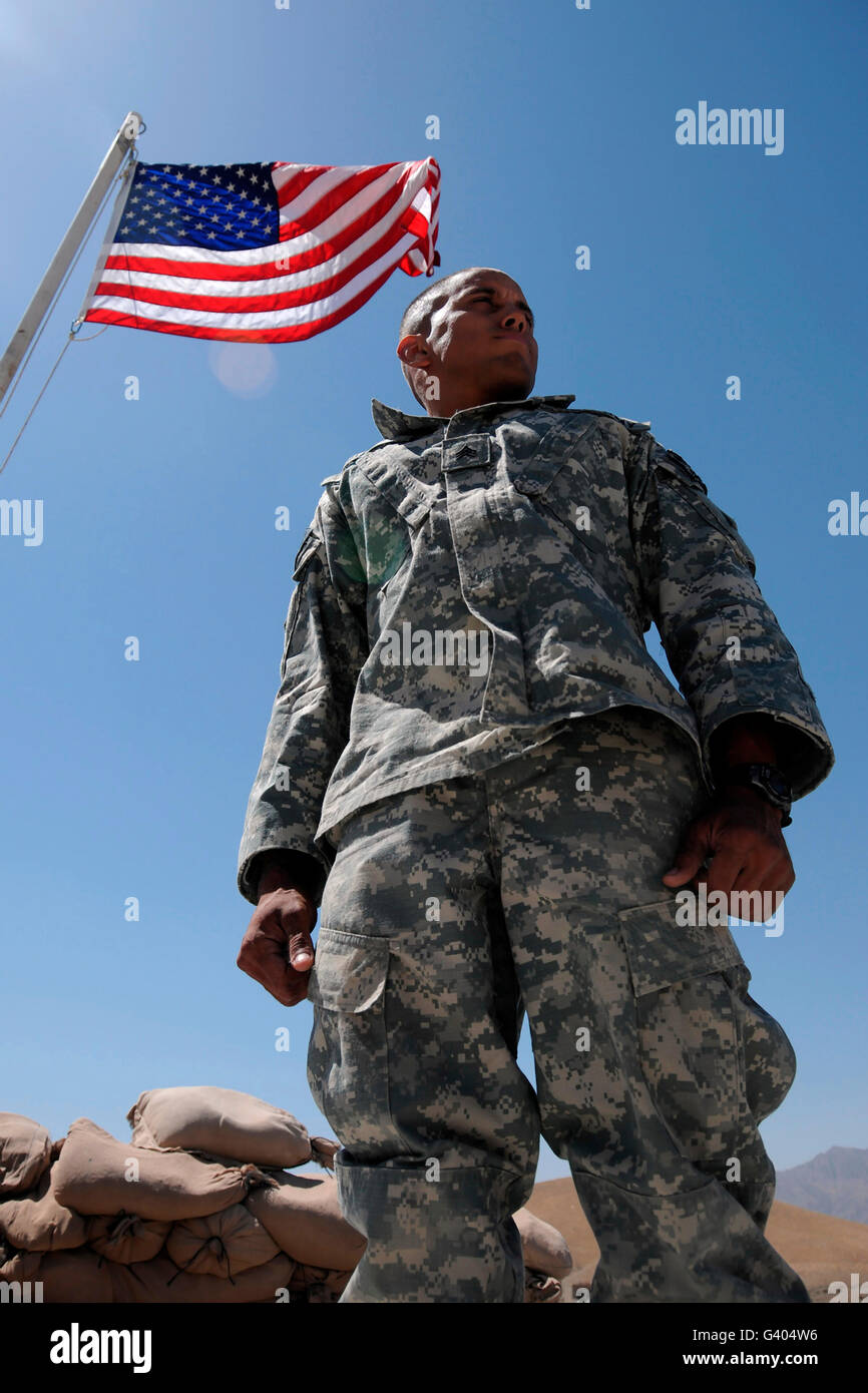 Stati Uniti Soldato dell'esercito di prendere il sole in avanti una base operativa Mizan, provincia di Zabul, Afghanistan. Foto Stock