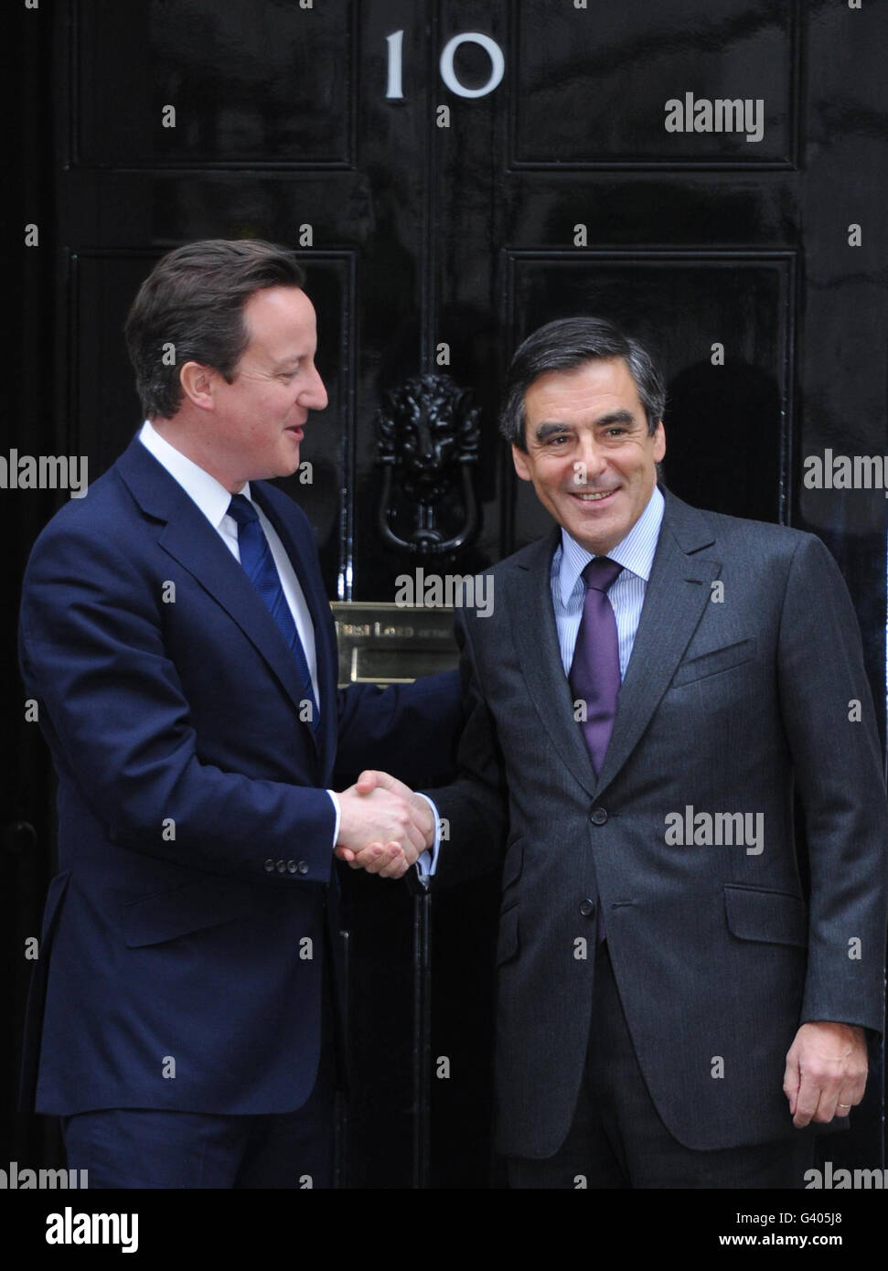 Il primo ministro David Cameron dà il benvenuto al suo omologo francese Francois Fillon a Downing Street a Londra. Foto Stock