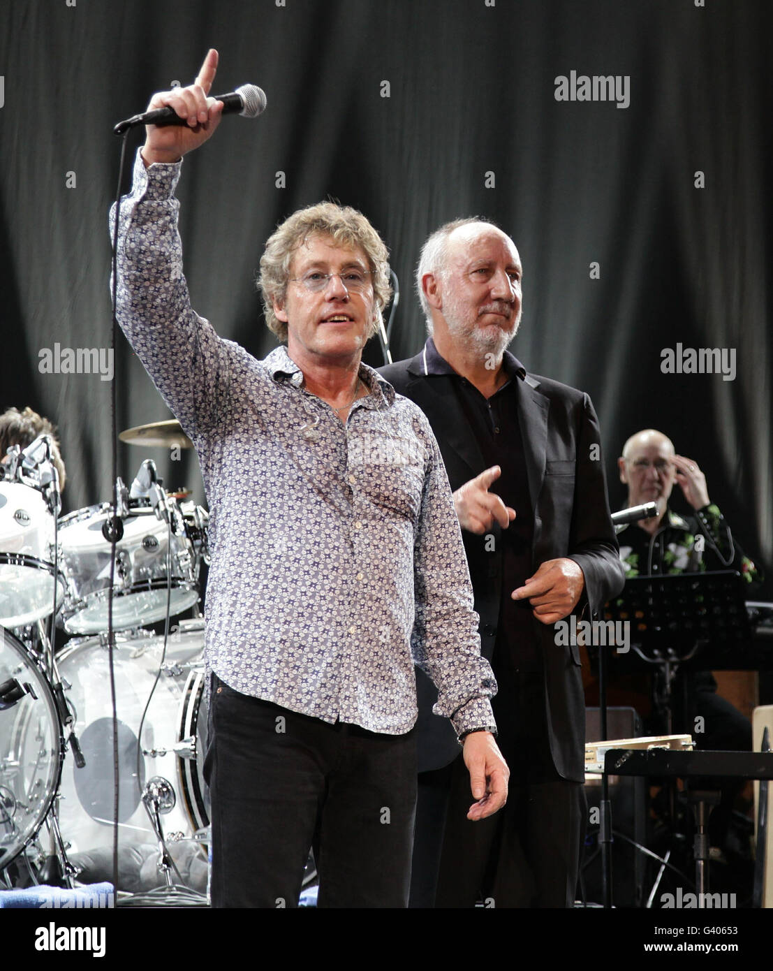 Roger Daltrey (a sinistra) e Pete Townsend dell'OMS si esibiscono durante UN Concerto per l'uccisione del cancro, all'HMV Hammersmith Apollo, a ovest di Londra. Foto Stock