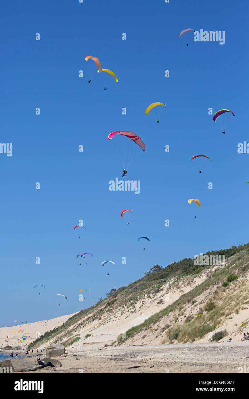 Grandi numeri di parapendisti volando sopra la duna del Pyla Francia meridionale Foto Stock