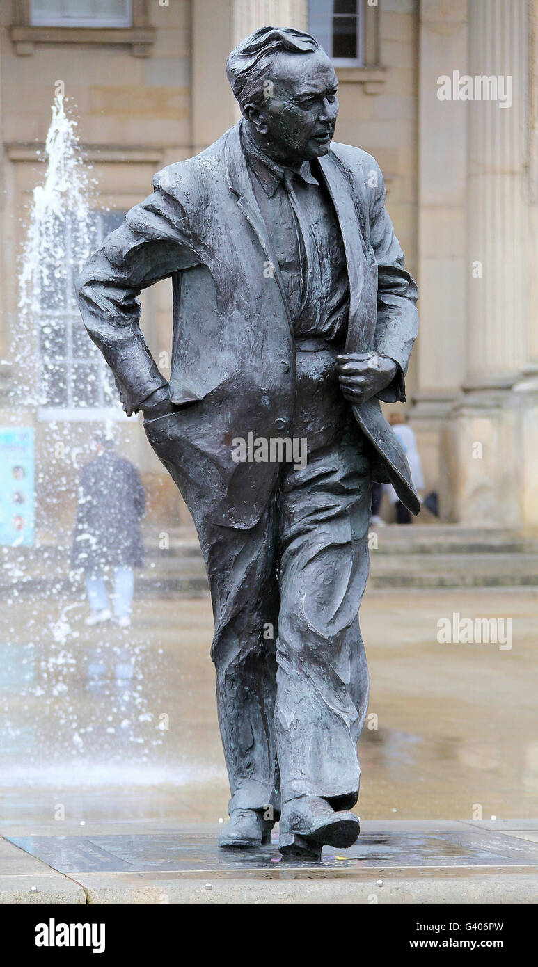 Statua al di fuori della stazione di Huddersfield del lavoro politico ed ex Primo Ministro Harold Wilson che nacque nella città Foto Stock