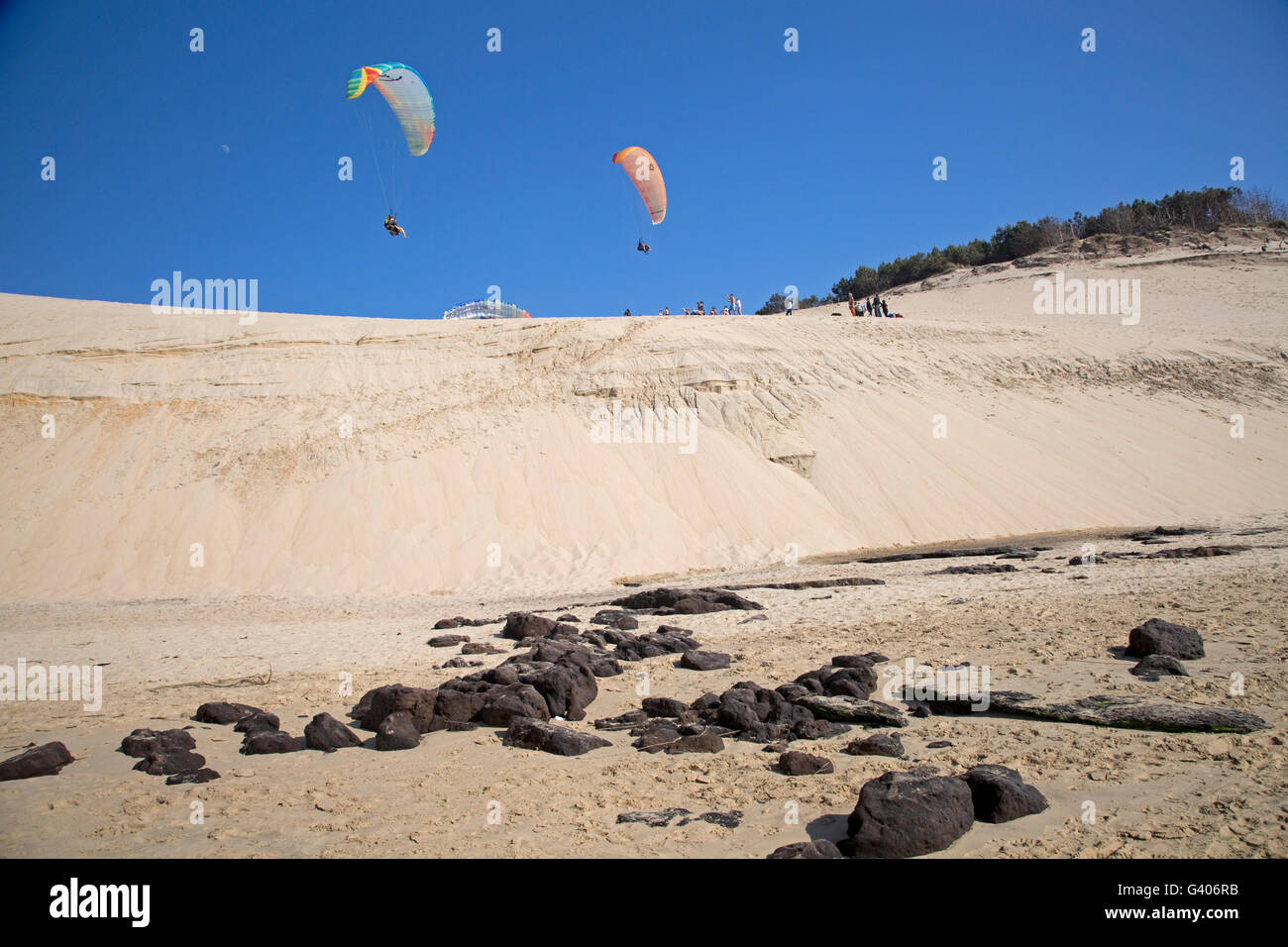 Due parapendii volando sopra la duna del Pyla Francia meridionale Foto Stock