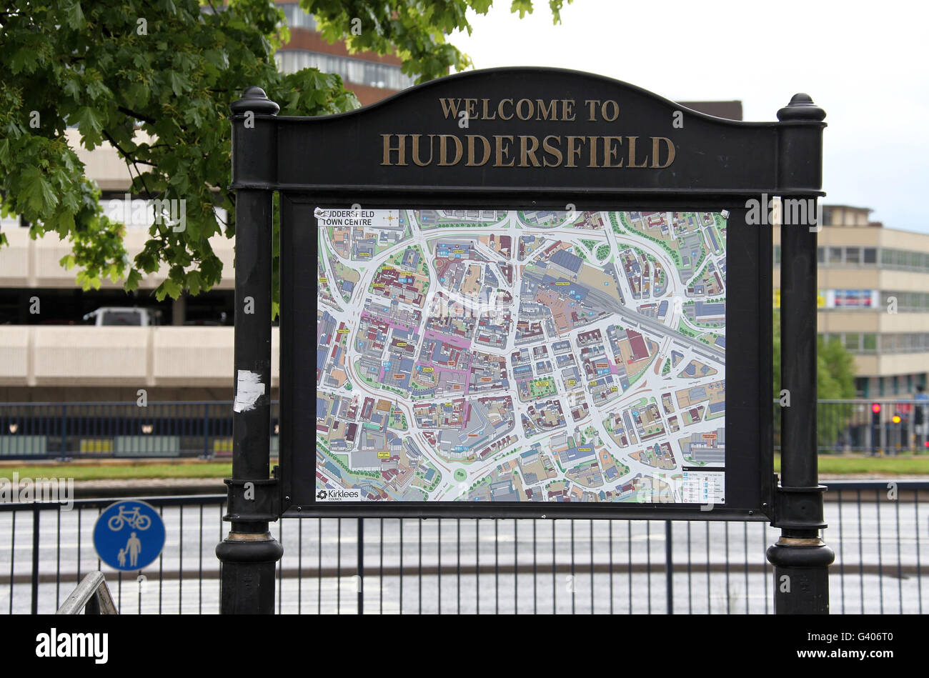 L Huddersfield Town Center Mappa e Tourist Information Board Foto Stock