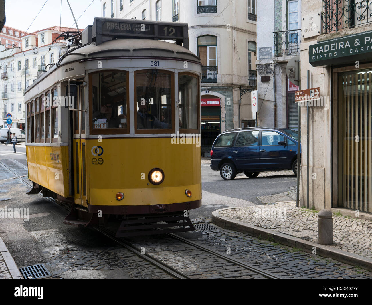 Il tram 12, una storica in giallo e bianco il tram, Lisbona, Portogallo. Foto Stock