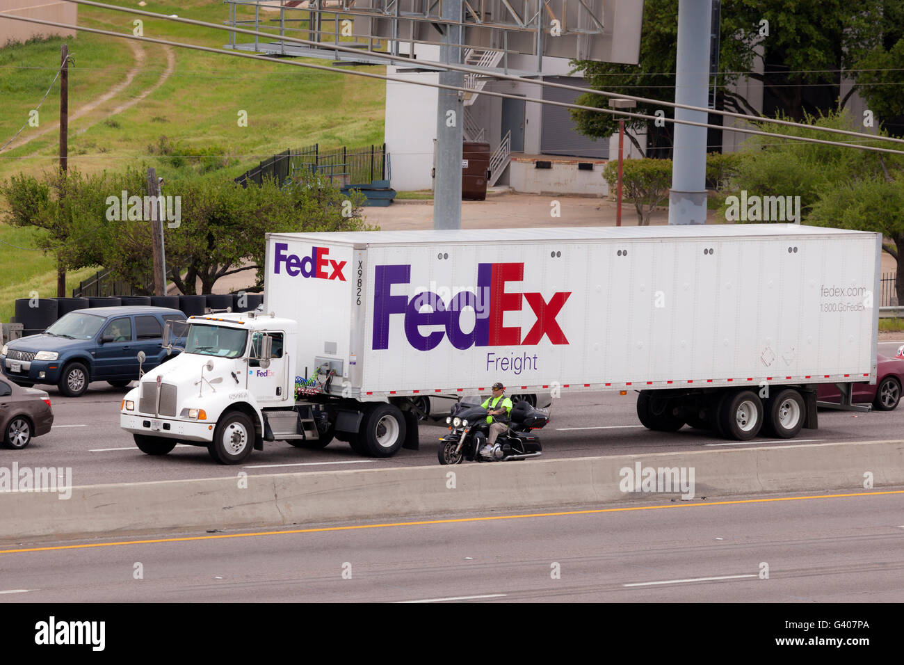 FedEx Freight carrello sull'autostrada Foto Stock